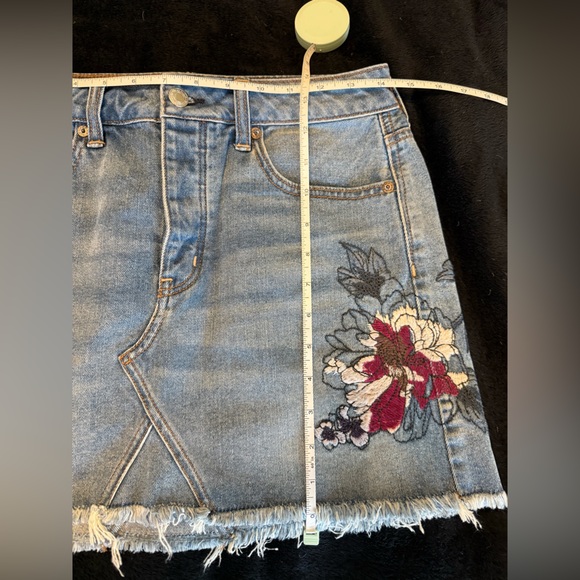 American Eagle Embroidered Denim Skirt with Floral Design. - Picture 4 of 4